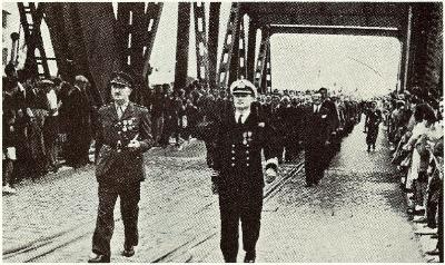 [Thumb - 03a Newman & Ryder lead 1947 Parade over Bridge of Memories.jpg]