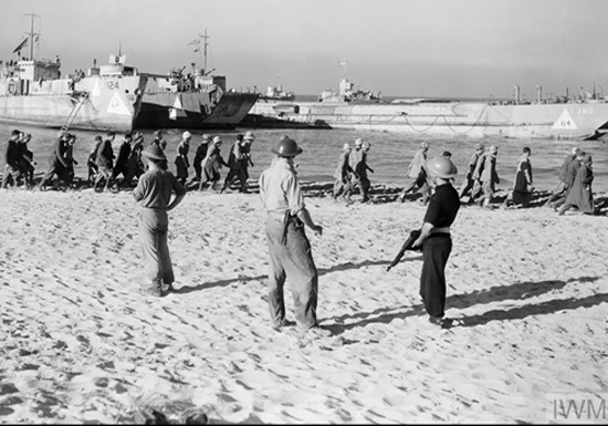 POW's marching to awaiting ships, watched by Naval Commandos at dawn of the opening day of the invasion of Sicily. Photo © IWM (A 17913). Operation Husky